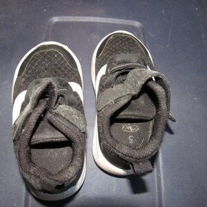 Toddler Size 5 Black and White Sneakers Shoes hook & Loop closure